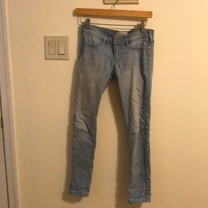 HOLLISTER LIGHT WASH SKINNY JEANS